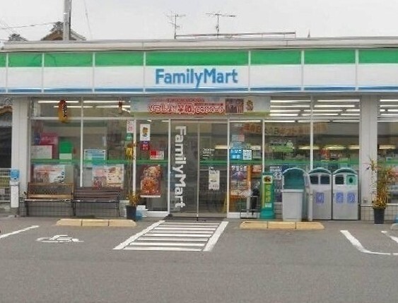 コンビニ　ファミリーマート（コンビニ）まで400m