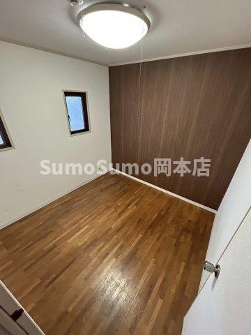 その他部屋・スペース　落ち着いた色調の寝室です
