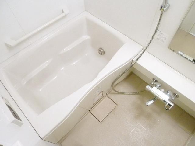 バス・シャワールーム　浴室乾燥機、追い炊き付き。