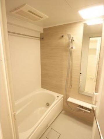 バス・シャワールーム　同じ建物の別部屋の画像です。