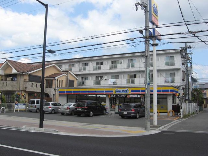 コンビニ　ミニストップ芥川町3丁目店（コンビニ）まで350m