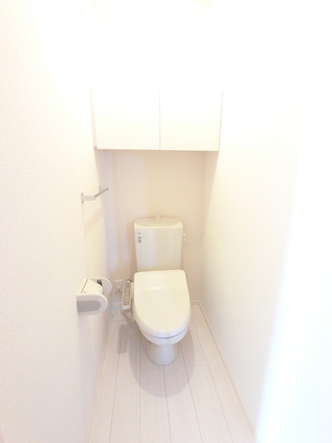 トイレ　冬でも温かく快適です。もちろん洗浄機能もついています。