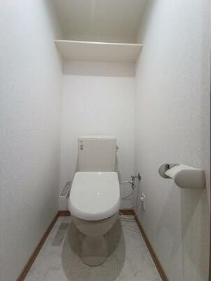 トイレ　※反転タイプ別号室の写真です。