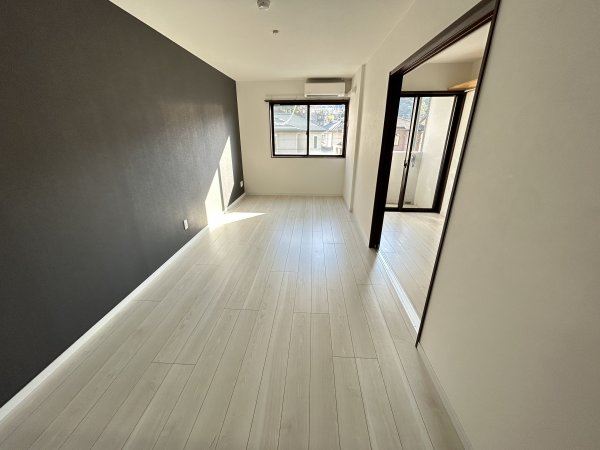 居室・リビング　優しい日差しが差し込む白床のお部屋です