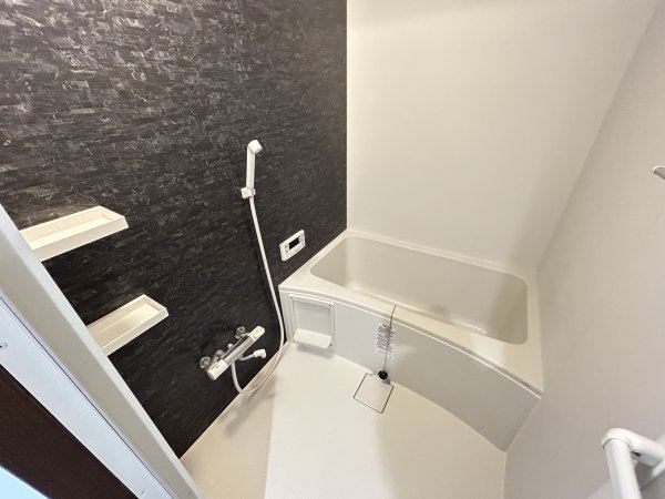 バス・シャワールーム　浴室乾燥機能、追い焚き機能つき