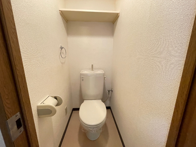 トイレ　収納棚のついたトイレです。