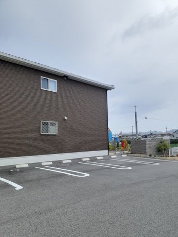 駐車場　駐車場があるので、車を買う予定の方も安心です