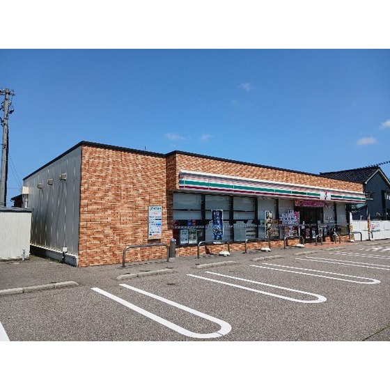 コンビニ　セブンイレブン射水一番町店（コンビニ）まで526m