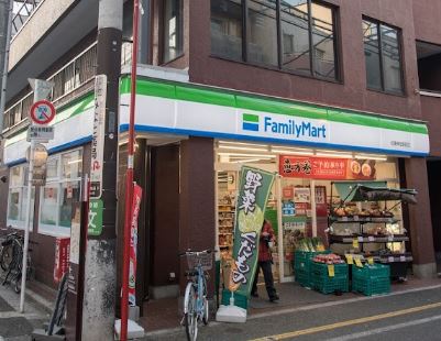 コンビニ　ファミリーマート松陰神社駅前店（コンビニ）まで327m