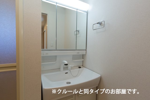 洗面設備　ゆったりとスペースのある洗面所