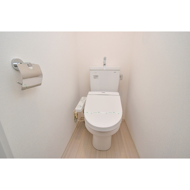 トイレ　落ち着いた色調のトイレです