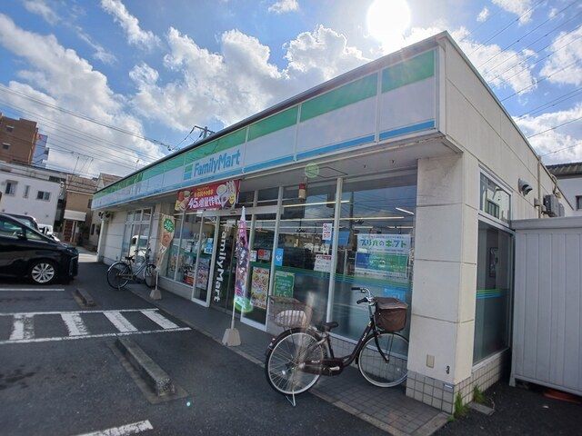 コンビニ　ファミリーマート（コンビニ）まで302m