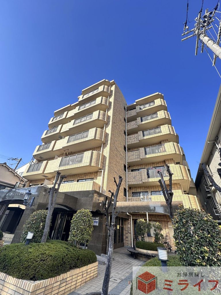 建物外観　落ち着いた雰囲気を纏う重厚な外観