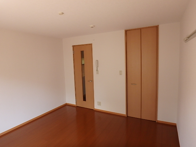 居室・リビング　正方形のお部屋で家具も配置しやすいですね。