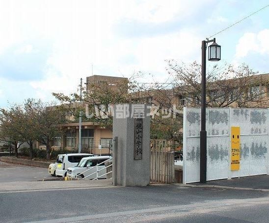 小学校　唐津市立鏡山小学校（小学校）まで627m