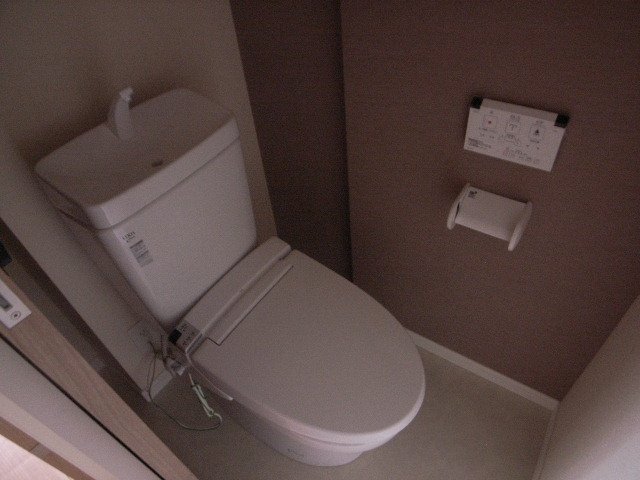 トイレ　落ち着いた色調のトイレです