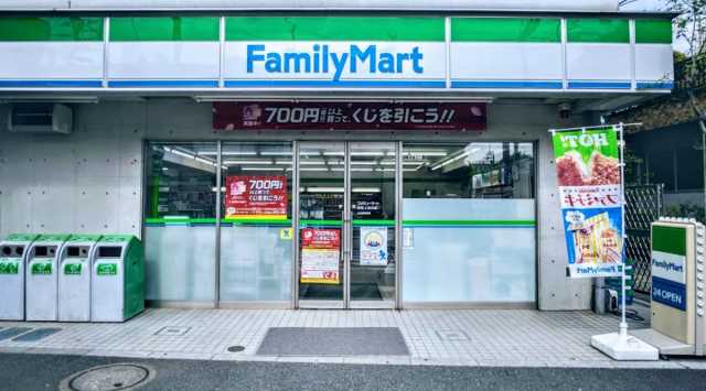 コンビニ　ファミリーマート　新宿上落合店（コンビニ）まで100m