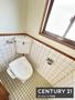トイレ　明るい窓付きのトイレです