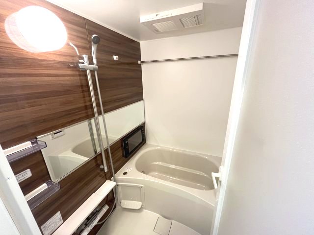 バス・シャワールーム　写真は、他部屋の反転間取りとなっております。