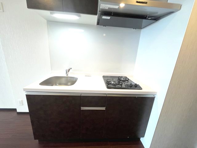 キッチン　写真は、他部屋の反転間取りとなっております。