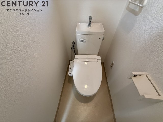 トイレ　温水洗浄便座付きのトイレです♪
