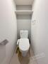 トイレ　人気アイテムの温水洗浄便座。清潔感のあるトイレです。