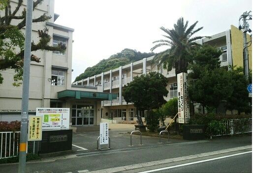 小学校　鶴岡小学校（小学校）まで650m