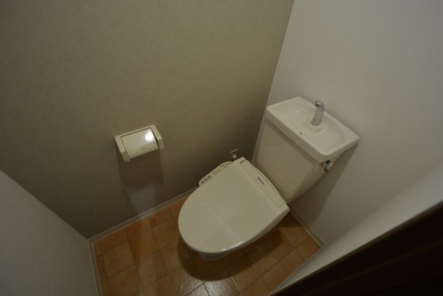 トイレ　温水洗浄便座付きのトイレです♪
