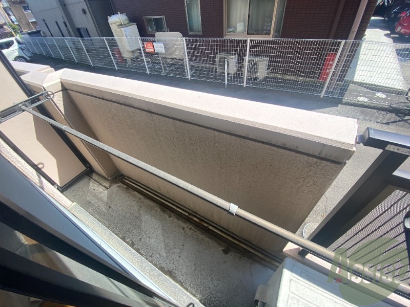 バルコニー　幅があり広めの印象でした。のびのびと作業が出来そうです。