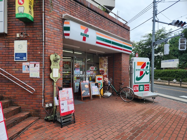 コンビニ　セブンイレブン調布仙川駅南店（コンビニ）まで301m