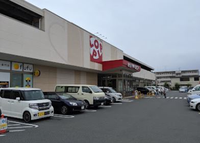 スーパー　ロピア石川店（スーパー）まで306m