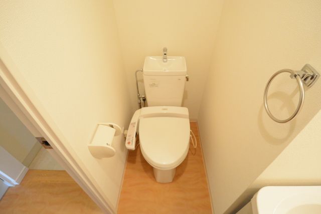 トイレ　温水洗浄便座付きのトイレです♪