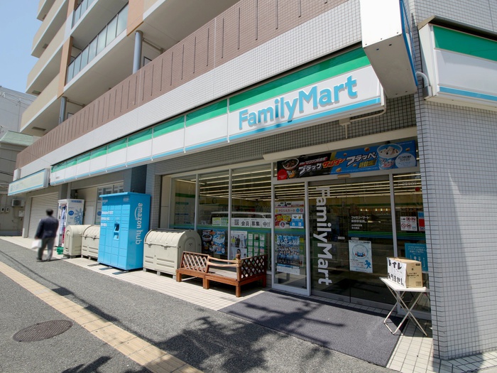 コンビニ　ファミリーマート服部駅前店（コンビニ）まで143m