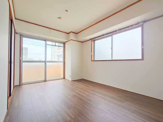 その他部屋・スペース　洋室には窓もあり明るいですよ。