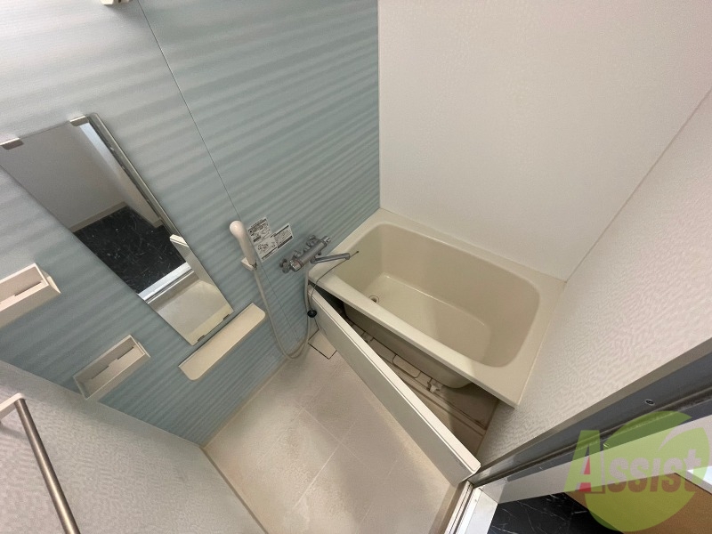 バス・シャワールーム　広々したお風呂で快適にくつろげそうです。