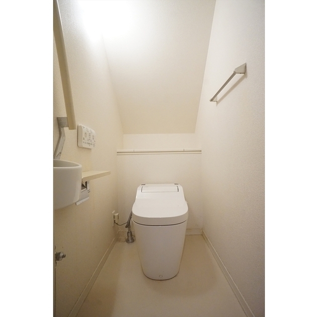 トイレ　足元にゆとりあるトイレです