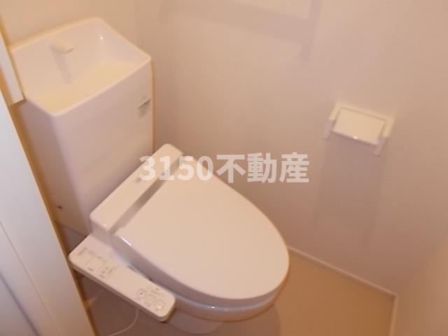 トイレ　落ち着いた色調のトイレです