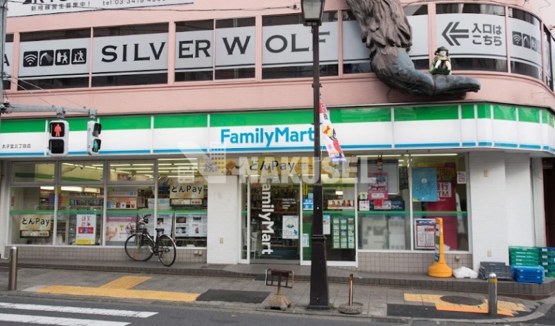 コンビニ　ファミリーマート太子堂三丁目店（コンビニ）まで401m