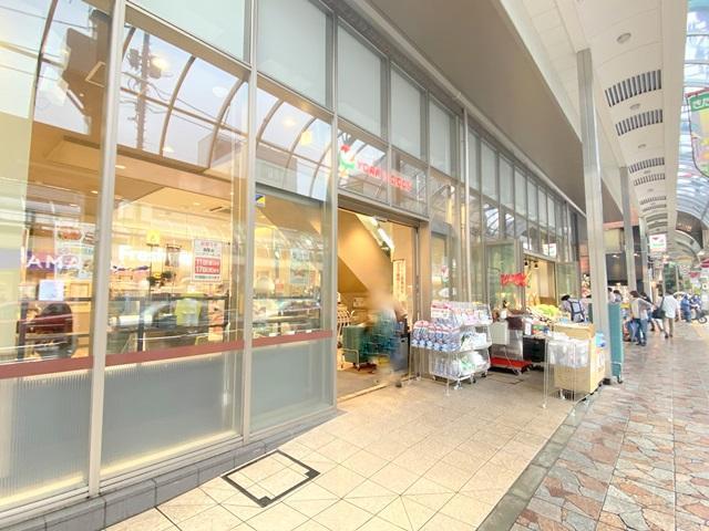 スーパー　ヨークフーズ千住店（スーパー）まで297m