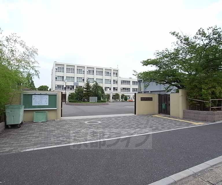 中学校　男山第二中学校（中学校）まで627m
