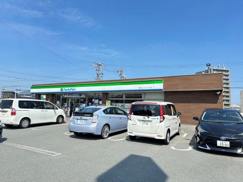 コンビニ　ファミリーマート 津市ヨットハーバー店（コンビニ）まで602m