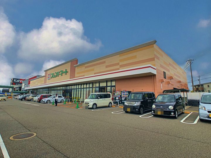 スーパー　フレンドマート野々市店（スーパー）まで839m