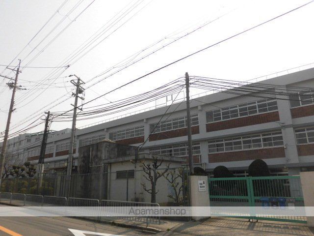 中学校　高槻市立第三中学校（中学校）まで827m