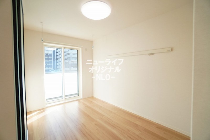 その他　自然光が心地よい洋室5.6帖
