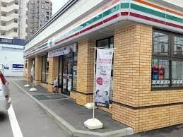 コンビニ　セブンイレブン札幌澄川駅前店（コンビニ）まで557m