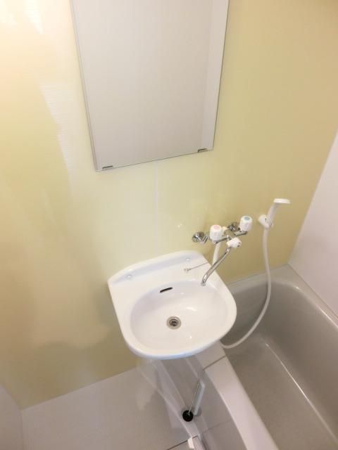 洗面設備　鏡付の洗面台です