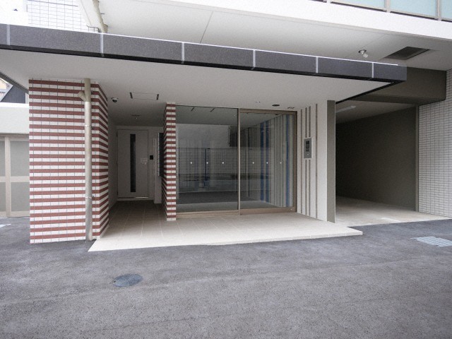 エントランス　落ち着いたエントランスです