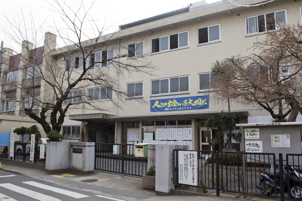 中学校　向日市立勝山中学校（中学校）まで1068m