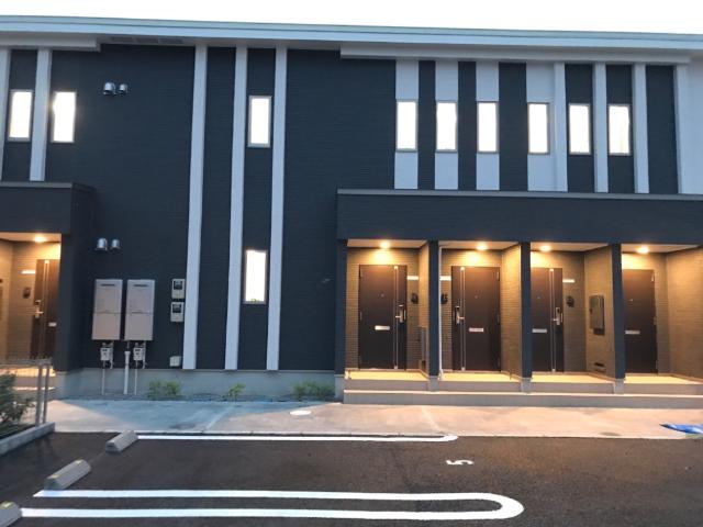 エントランス　外観写真（夜）