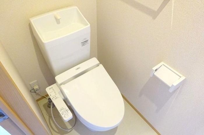 トイレ　落ち着いた色調のトイレです
